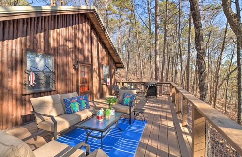 Higden Casa | Scenic Greers Ferry Cabin with Deck and Fire Pit!