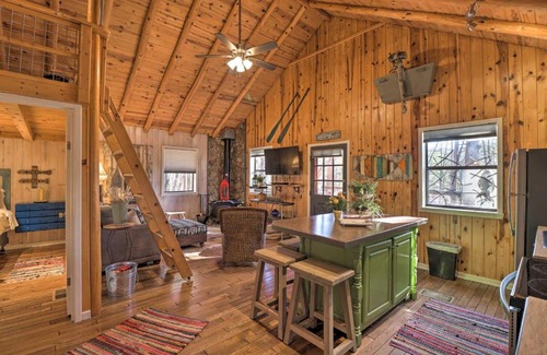 Higden Casa | Scenic Greers Ferry Cabin with Deck and Fire Pit!