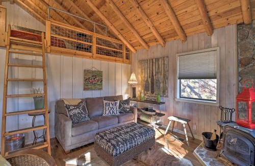 Higden Casa | Scenic Greers Ferry Cabin with Deck and Fire Pit!