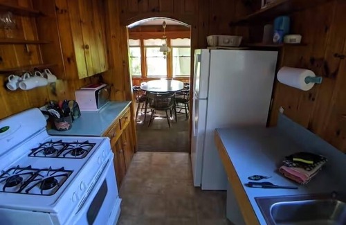 Raymond Cabaña | Scenic Hideaway with Stunning Lake Views and Beach Access