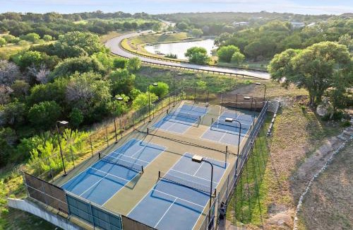 Spicewood Casa | Scenic Lake Travis Farmhouse - Pickleball - BBQ