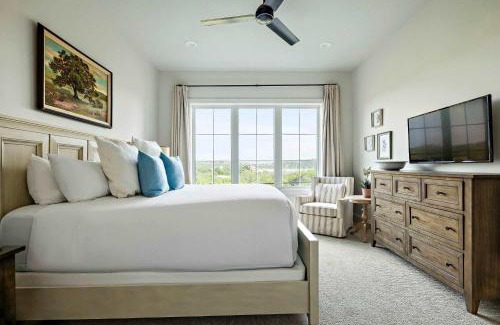 Spicewood Casa | Scenic Lake Travis Farmhouse - Pickleball - BBQ