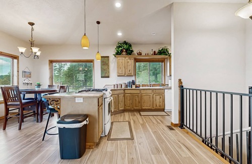 Coeur d'Alene Casa | ¡Escénico retiro frente al lago con tres cubiertas, una bañera de hidromasaje y un muelle privado de 48 pies!
