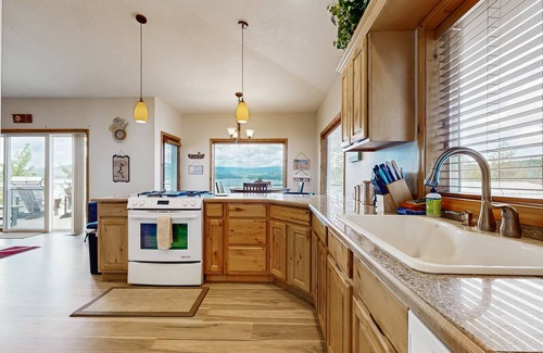 Coeur d'Alene Casa | ¡Escénico retiro frente al lago con tres cubiertas, una bañera de hidromasaje y un muelle privado de 48 pies!