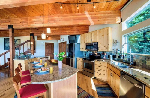 Forest Hills Casa | Scenic Mountain Retreat in Breckenridge – Elegant & Cozy
