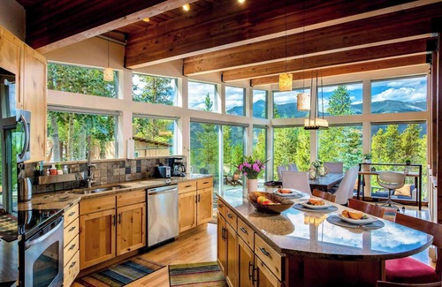 Forest Hills Casa | Scenic Mountain Retreat in Breckenridge – Elegant & Cozy