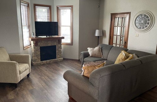 Dickeyville Casa | Scenic Retreat