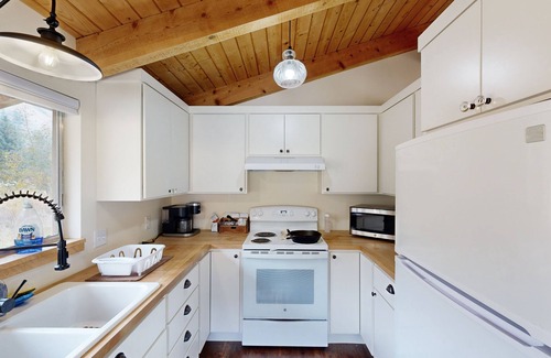 Sula Cabina | Scenic retreat w/two cabins, abundant wildlife, forest views, & fishing
