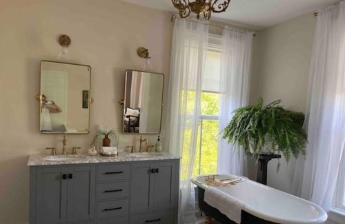 Fergus Falls Casa | Scenic River Views / Screened Porch / Restorative Getaway