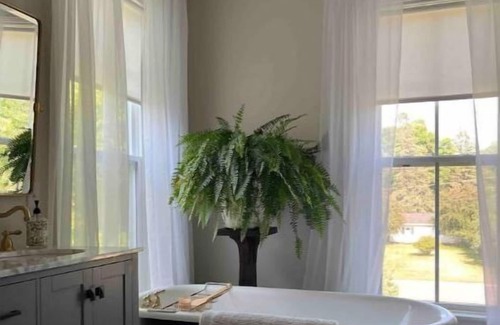 Fergus Falls Casa | Scenic River Views / Screened Porch / Restorative Getaway