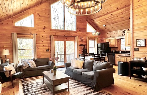 Dahlonega Cabina | Scenic Riverdeck Cabin and Mountain Retreat~Hot Tub~Wine country~Game Room