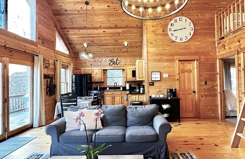 Dahlonega Cabina | Scenic Riverdeck Cabin and Mountain Retreat~Hot Tub~Wine country~Game Room