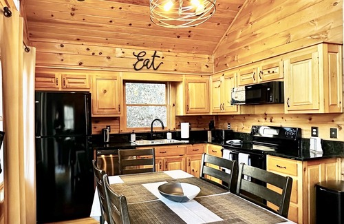 Dahlonega Cabina | Scenic Riverdeck Cabin and Mountain Retreat~Hot Tub~Wine country~Game Room