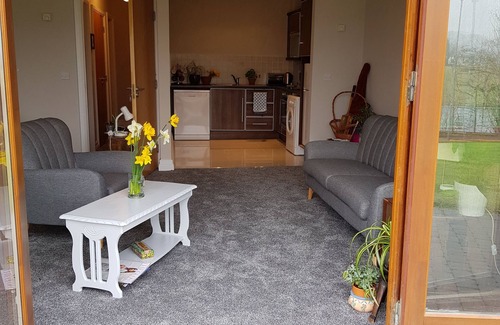 Ballysadare Apartamento | Scenic riverside apartment in charming Village on the Wild Atlantic Way,