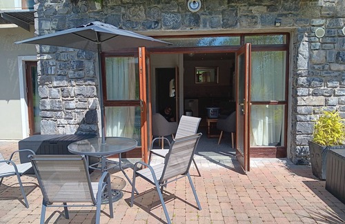 Ballysadare Apartamento | Scenic riverside apartment in charming Village on the Wild Atlantic Way,