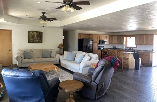 Eminence Casa | Scenic Riverways Retreat - Perfect for Families and Groups