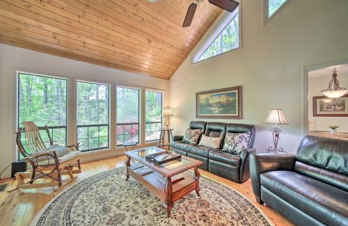 Sapphire Apartamento | Scenic Sapphire Condo with Deck and Gas Grill!