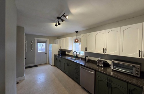 Shelburne Casa | Scenic Shelburne home. Central location close to Shelburne Harbour.