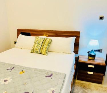 Shimla Apartamento | Scenic Solitude 2bhk Mountain View Apartment by Roamhome