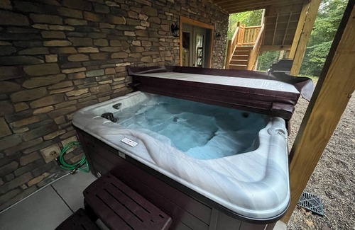 Logan Cabina | "Scenic Solitude" - A great place to experience Hocking Hills !!!