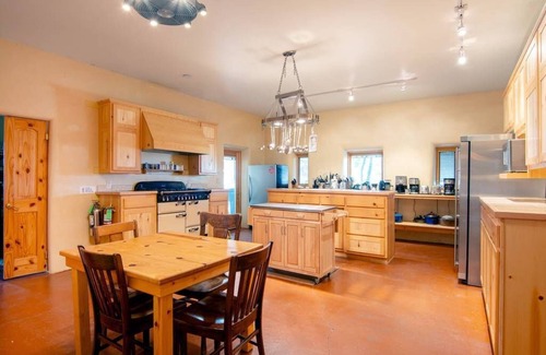 Truchas Casa | Escenario de montaña al estilo del suroeste, cerca de Santa Fe y Taos