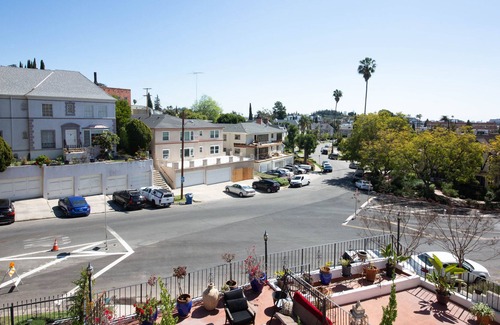 Los Feliz Condominio | Vistas panorámicas cerca del parque Griffith en una zona tranquila que está a pocos minutos de Hollywood.
