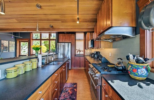North Queen Anne Casa | Scenic Water-View Queen Anne Home, 2Mi to Downtown