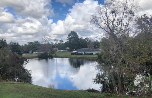 Alachua Condominio | Scenic Waterviews - 2/2 King Condo with pool
