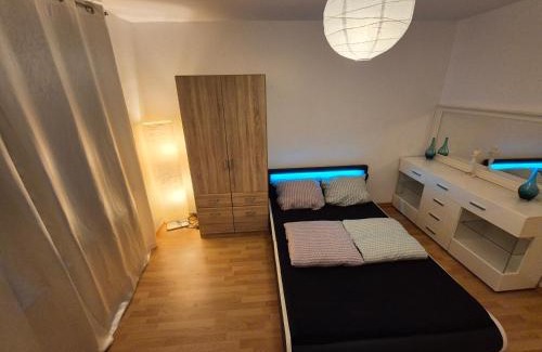 Friedrichsfelde Apartamento | Schöne 3 Schlafzimmer Wohnung mit 4 Dopplbetten