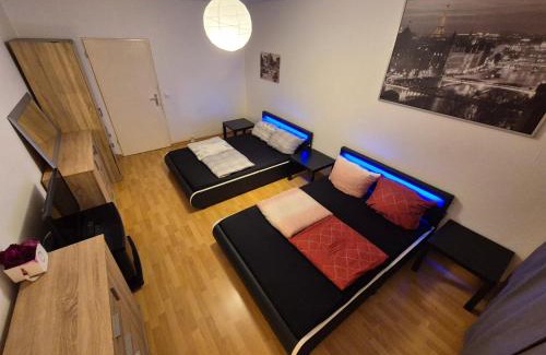 Friedrichsfelde Apartamento | Schöne 3 Schlafzimmer Wohnung mit 4 Dopplbetten
