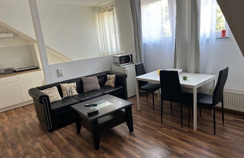 Gladbach Apartamento | Schöne DG Wohnung in MG Zentrum