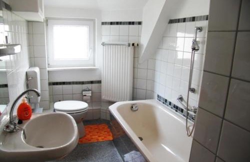 Ebersdorf Apartamento | Schöne Ferienwohnung in Ebersdorf mit Grill und Garten
