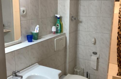 Kray Casa | Schönes Doppelbettzimmer im Untergeschoss inkl Parkplatz nach Verfügbarkeit