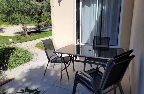 Uzes Cabina | Schönes Ferienhaus in Einem Anwesen mit Pool in der Nähe des Stadtzentrums Uzès