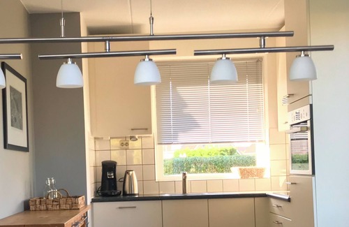 Breskens Casa | Scheldeveste 256 is a detached 6-person bungalow with approx. 102m2 of living comfort with attached conservatory and a lovely garden. The terrace with conservatory is located on the south side of the house.