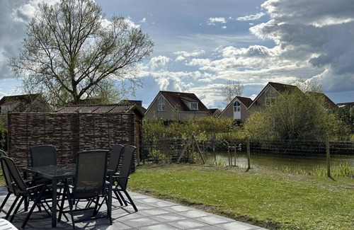 Breskens Casa | Scheldeveste type Schelde is a spacious detached bungalow for 6 persons with a spacious garden. With approx. 112m2 of living space, you have a lovely living room and open kitchen.