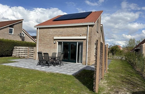Breskens Casa | Scheldeveste type Schelde is a spacious detached bungalow for 6 persons with a spacious garden. With approx. 112m2 of living space, you have a lovely living room and open kitchen.