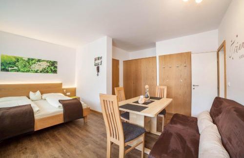 Rabla Apartamento | Schnitzer Ferienwohnung Holunder