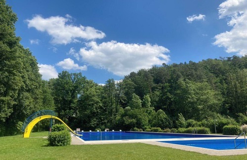 Bad Arolsen Apartamento | Schnuckelige Gruppenunterkunft am Schwimmbad in Landau mit Sauna und Kletterwand