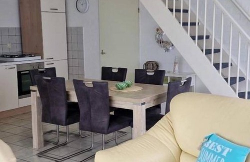 Breskens Casa | Schoneveld 157 of type Duinroos located at the Schoneveld holiday park is built as a 4 under a roof House and is very practical and cosy. The House is particularly suitable for 1 to 4 people.