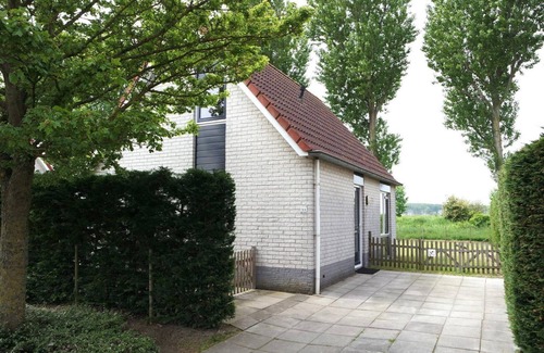 Breskens Casa | Schoneveld 184 is a holiday home of the type "Stern". The holiday home is quietly situated on the edge of holiday park Schoneveld and has a view over nature reserve "Waterdunen".