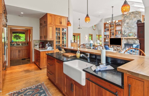 Rangeley Casa | Schoolmarm Rock - 450' of private waterfront on Rangeley Lake