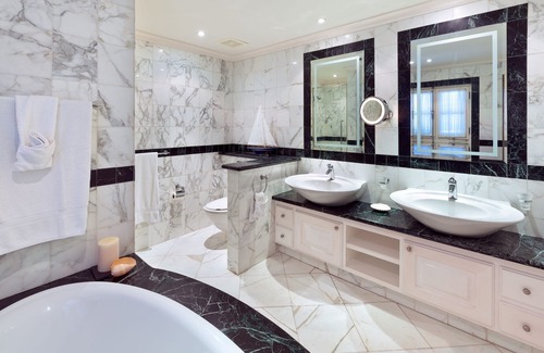 Schooner Bay Apartamento | Schooner bay is a beachfront condominium with a freeform swimming pool as the focal point