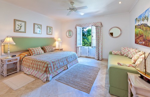 Schooner Bay Apartamento | Schooner bay is a beachfront condominium with a freeform swimming pool as the focal point