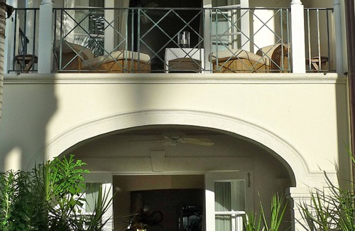 Schooner Bay Apartamento | Schooner bay is a beachfront condominium with a freeform swimming pool as the focal point