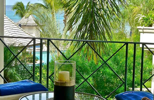 Schooner Bay Apartamento | Schooner bay is a beachfront condominium with a freeform swimming pool as the focal point