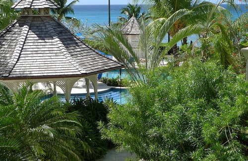 Schooner Bay Apartamento | Schooner bay is a beachfront condominium with a freeform swimming pool as the focal point
