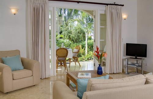 Schooner Bay Apartamento | Schooner bay is a beachfront condominium with a freeform swimming pool as the focal point