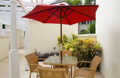Schooner Bay Apartamento | Schooner bay is a beachfront condominium with a freeform swimming pool as the focal point