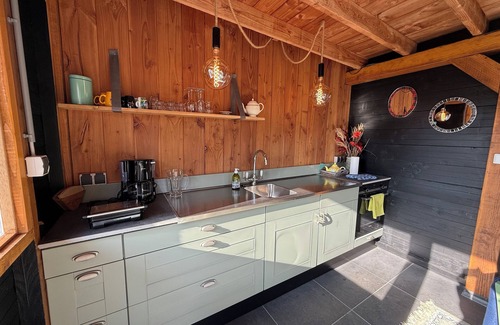 Schoorldam Casa | ESCUELA: Bastante pequeña casa de vacaciones con un hermoso jardín y terraza cubierta.